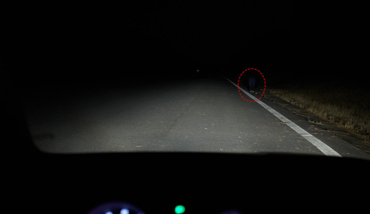 VIDEO: Chodec bez reflexních prvků je ve tmě téměř neviditelný