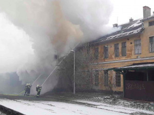 AKTUÁLNĚ: Na nádraží v Prostějově hoří, požár likviduje šest jednotek hasičů