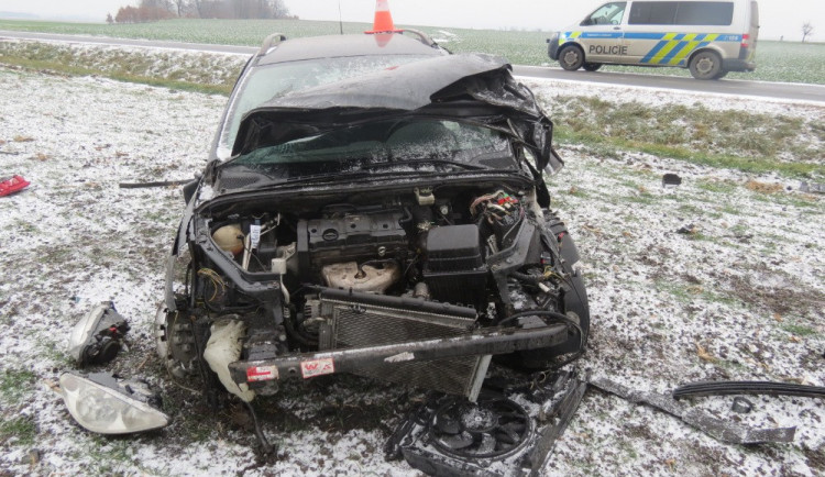 Řidič dostal smyk na namrzlém mostu a udělal salto. Policisté mu zabavili technický průkaz