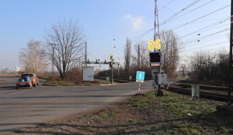 V Dluhonicích se na dva dny uzavře železniční přejezd pro veškerou dopravu