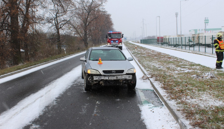 Řidička dostala na uježděném sněhu smyk a havarovala. Navrch dostala od policie pokutu