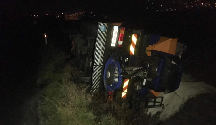 FOTO: Ledovka si vybírá svou daň, u Tovéře se převrátil i sypač