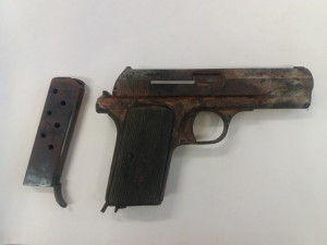 Muž našel na dně pískovny v Hlušovicích pistoli, předal ji policii ke zkoumání