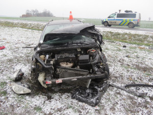 Řidič dostal smyk na namrzlém mostu a udělal salto. Policisté mu zabavili technický průkaz