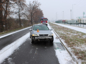 Řidička dostala na uježděném sněhu smyk a havarovala. Navrch dostala od policie pokutu