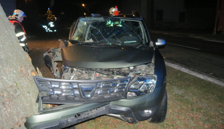 Senior si dal pivo a usedl za volant. Během jízdy však usnul a probral ho až náraz do lípy