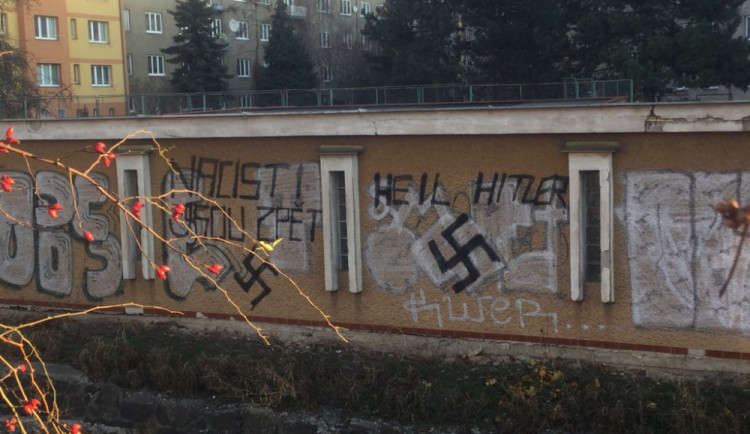 Na garáži ve Wolkerově ulici se objevil hákový kříž a nápisy s extremistickým podtextem