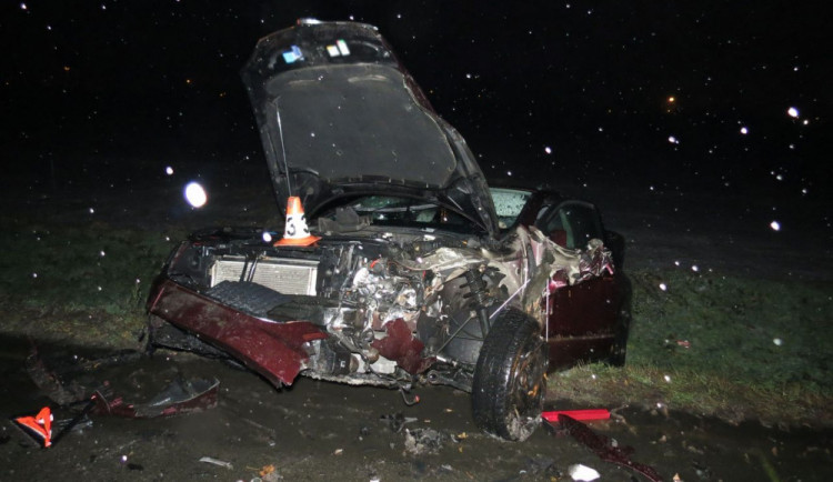 Řidič dostal na namrzlé silnici smyk, přejel do protisměru a naboural do protijedoucího auta. Oba řidiči skončili v příkopu