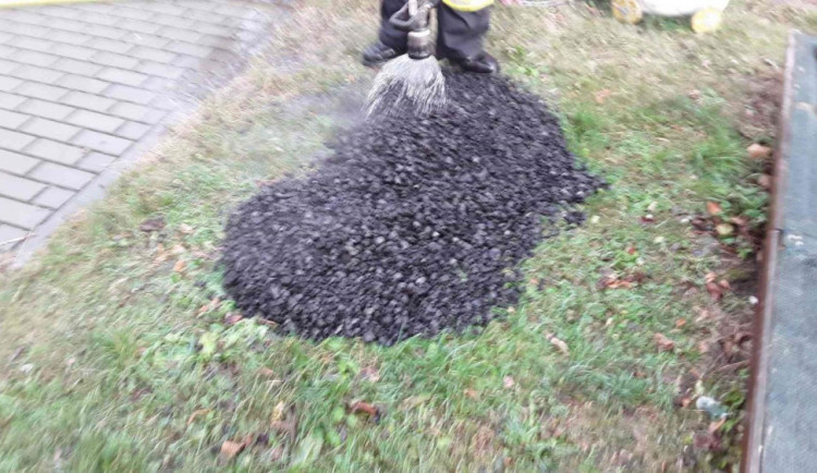 Dnes ráno hořelo uhlí v kotelně školky, která byla zadýmená. Hasiči děti evakuovali na obecní úřad