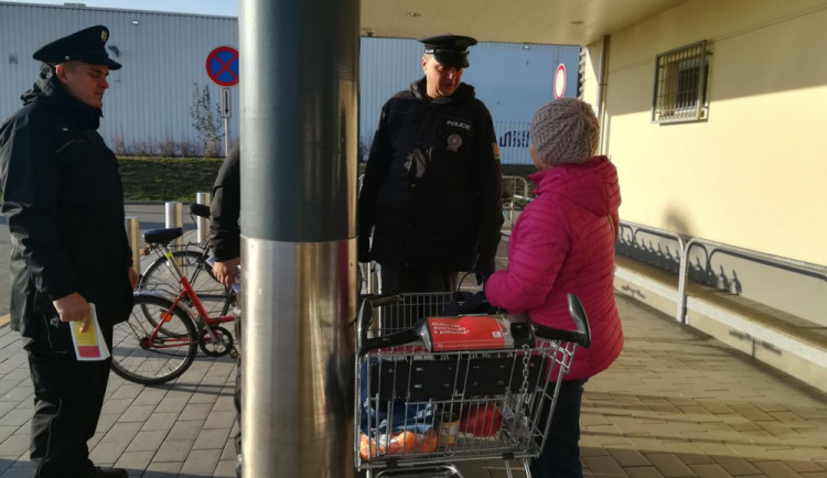 Vánoční nákupy lákají zloděje, využívají nepozornosti zákazníků. Policie radí, jak předejít nepříjemnostem