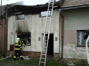 Hasiči nad ránem likvidovali požár rodinného domu. Ze sousedního domu bylo evakuováno několik osob