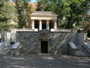 Oprava olomouckého mauzolea jugoslávských vojínů už stála miliony. Oprava bude dokončena příští rok