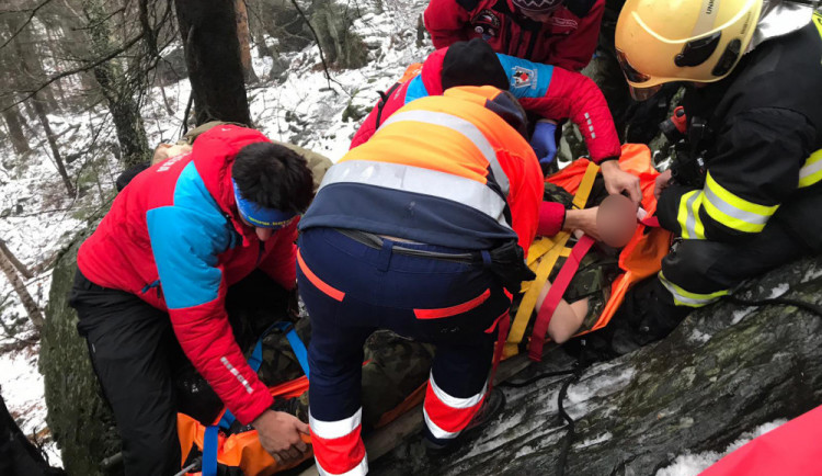 Žena spadla ze skály a záchranné složky ji musely transportovat z prudkého srázu
