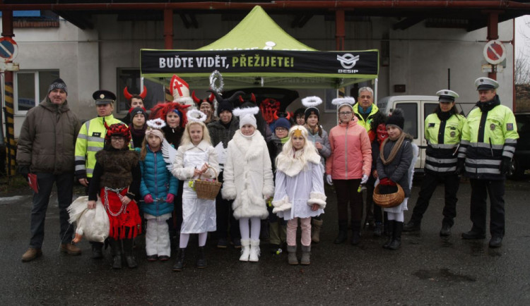 FOTO: Děti řidiče odměnily i pokáraly v rámci dopravní bezpečnostní akce Mikuláš nebo čert