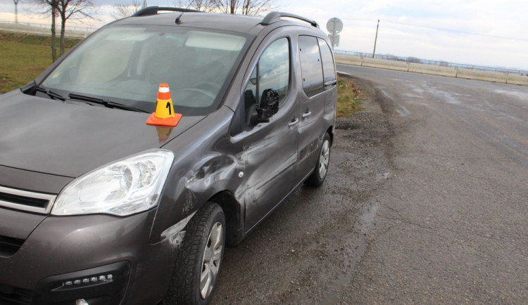 Řidič usnul na dálnici a naboural do svodidel. Podívejte se na rady, jak předejít mikrospánku