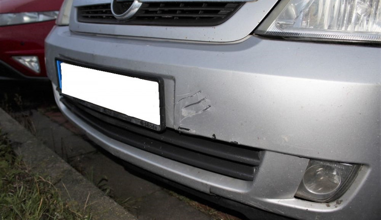 Řidička srazila na křižovatce cyklistu, nedala mu přednost v jízdě. Cyklista byl převezen do nemocnice