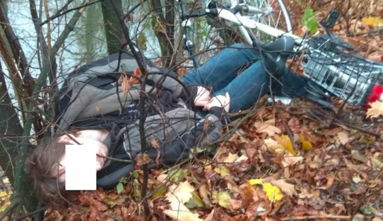 Silně opilého cyklistu zachránily před spadnutím do řeky větve stromů na břehu, do kterých se zapletl