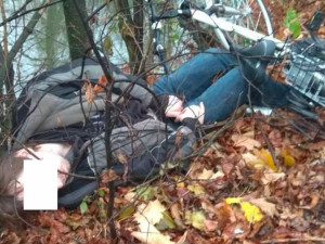 Silně opilého cyklistu zachránily před spadnutím do řeky větve stromů na břehu, do kterých se zapletl