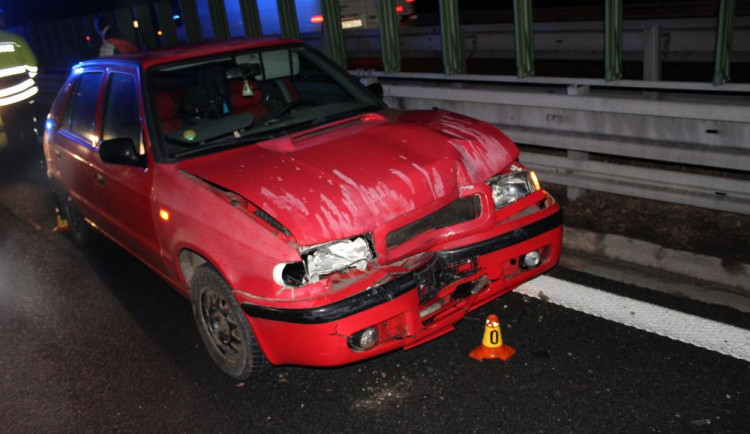 Řidička nedodržela bezpečný rozestup a na dálnici nabourala do auta, které jelo před ní