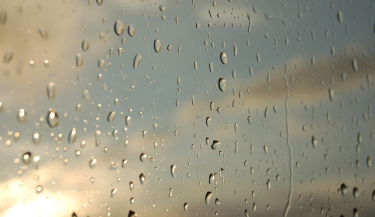 POČASÍ NA PÁTEK: Ráno se bude tvořit ledovka, bude zataženo a zaprší