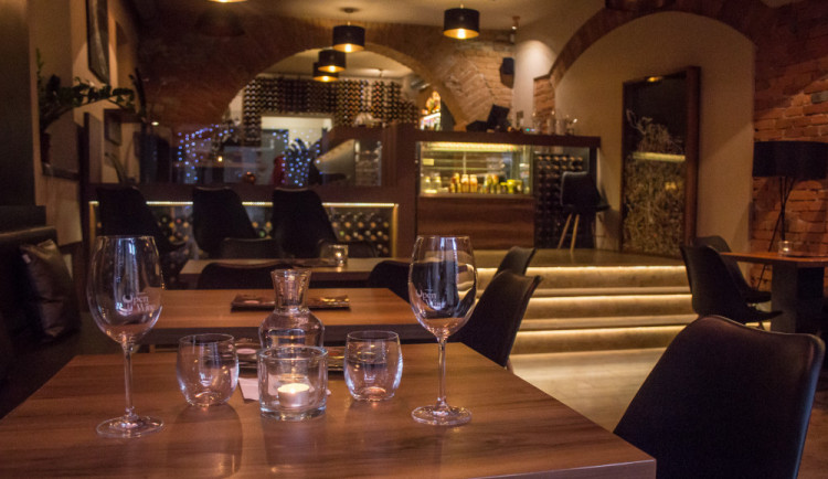 Úspěch OpenWine Latino baru tkví v kvalitním víně a odborné obsluze, říká jeho majitel Jorge Atisha