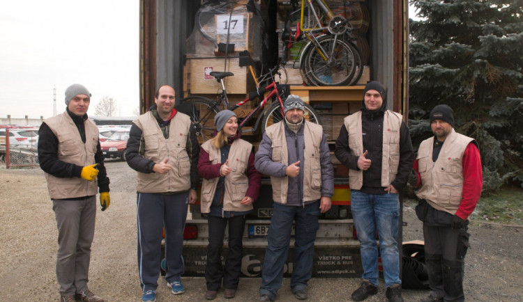 Z Olomouce míří do Zambie kontejner plný darů, ty posílají lidé z celé republiky