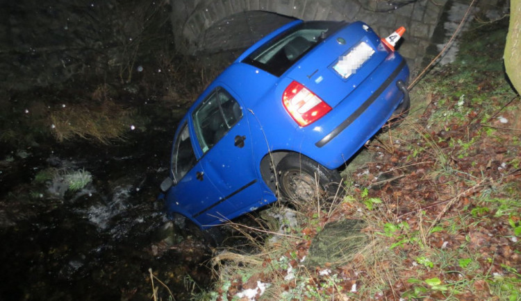 Řidič nezvládl jízdu autem a skončil v korytu potoka