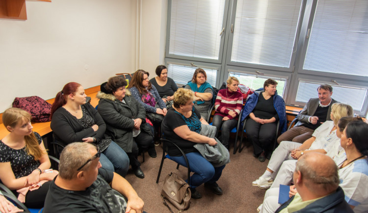 Lidé, které trápí obezita, najdou pomoc v Bari klubu. Vyslechne je psycholožka a poradí nutriční terapeutka