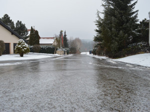 U Šternberka jsou namrzlé silnice, na severu kraje řidiče trápí sníh