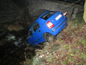Řidič nezvládl jízdu autem a skončil v korytu potoka