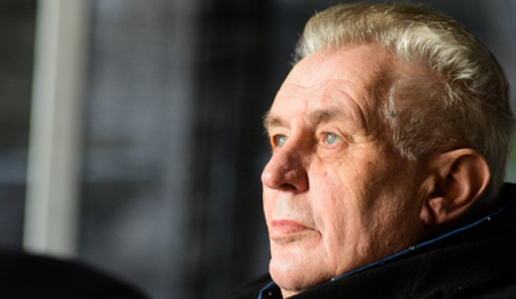 Miloš Zeman si od 12. prosince do konce roku bere dovolenou. Přeruší ji natáčení vánočního projevu