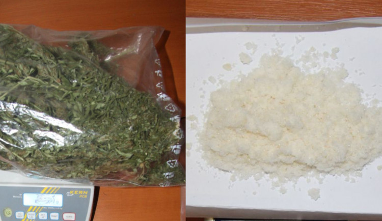 FOTO: Kriminalisté zadrželi dealera na ulici v Olomouci při distribuci drog