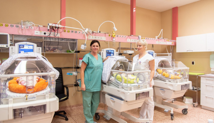 Na novorozeneckém oddělení Fakultní nemocnice v Olomouci mají třináct nových inkubátorů