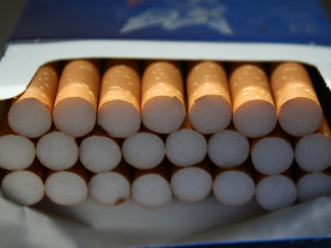 Policie přistihla zloděje při činu. Vykradl obchod a odnesl si z něj tři sta krabiček cigaret