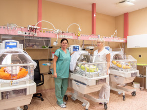 Na novorozeneckém oddělení Fakultní nemocnice v Olomouci mají třináct nových inkubátorů