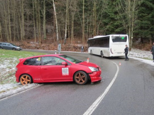 Řidič jel příliš rychle a v zatáčce narazil do autobusu. Nadýchal téměř dvě a půl promile