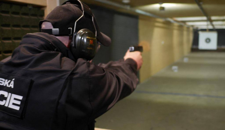 FOTO: Uničovští strážníci si převzali nové pistole. Jsou od České zbrojovky Uherský Brod