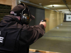 FOTO: Uničovští strážníci si převzali nové pistole. Jsou od České zbrojovky Uherský Brod