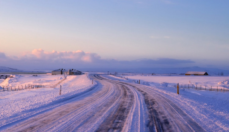 Silničáři uzavřeli Červenohorské sedlo pro kamiony. V Jeseníkách hustě sněží