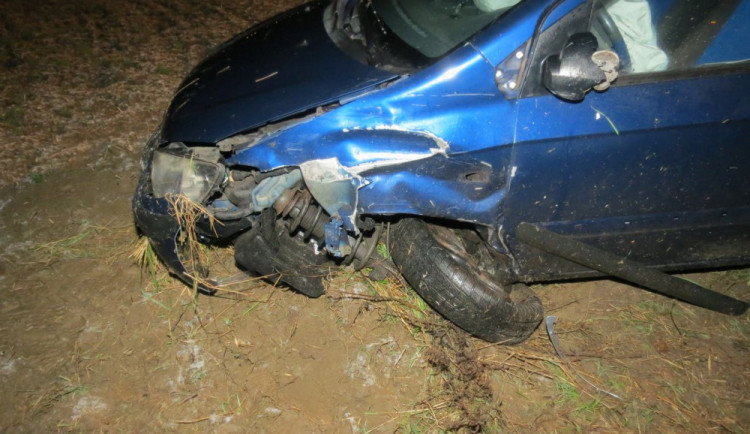 Řidiče během jízdy překvapilo kýchnutí. Najel do protisměru, srazil se s autem a nakonec naboural do dopravní značky