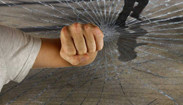 Neznámý vandal v noci rozbil skleněné výplně na tramvajových zastávkách