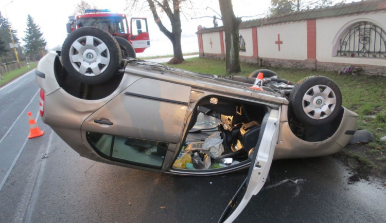 Řidička nezvládla řízení a čelně narazila do stromu. Auto se pak převrátilo na střechu