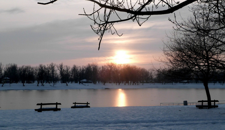 POČASÍ NA SOBOTU: Bude oblačno až zataženo, místy zasněží