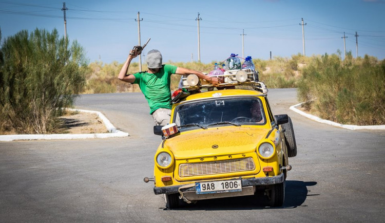 Vyhrajte olomouckému kinu Metropol slavnostní předpremiéru filmu Trabantem tam a zase zpátky