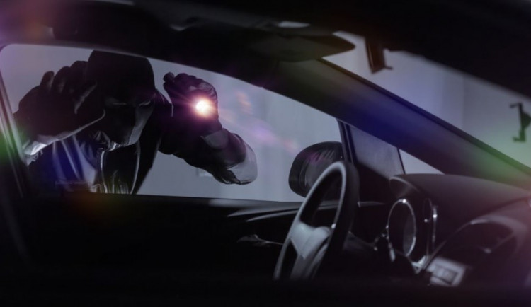 Zloděj ukradl Dacii z parkoviště v Krakovské ulici