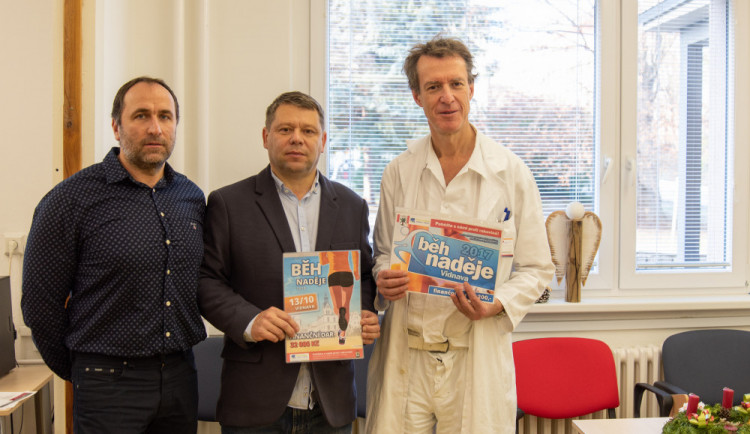 Výtěžek z Běhu naděje přivezl starosta Vidnavy na Onkologickou kliniku