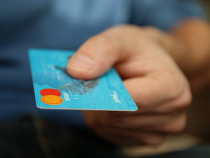 Zloděj ukradl seniorovi z ubytovny kreditní kartu a vybral z ní více než čtvrt milionu korun