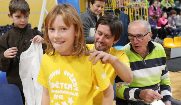 FOTO: Tomáš Rosický, Radek Štěpánek nebo Jiří Veselý soutěžili s dětmi v olomoucké Čajkaréně