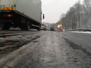 Na dálnici mezi Olomoucí a Mohelnicí je námraza. Jeďte opatrně