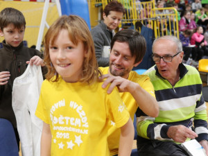 FOTO: Tomáš Rosický, Radek Štěpánek nebo Jiří Veselý soutěžili s dětmi v olomoucké Čajkaréně